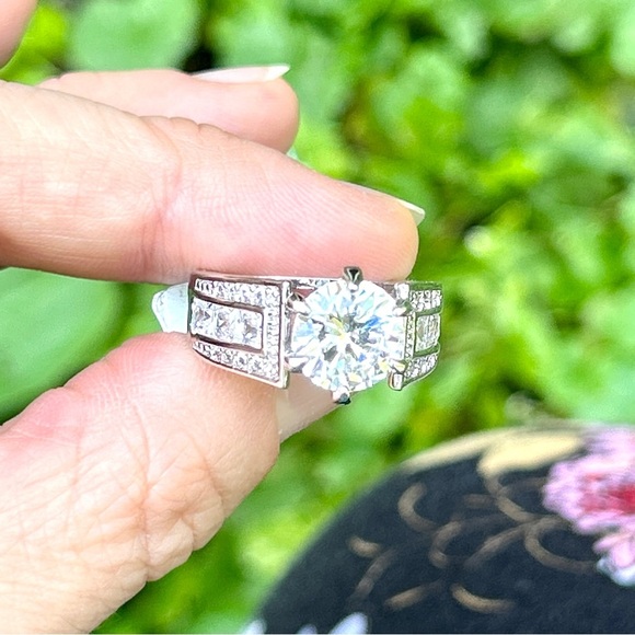 NWT Gorgeous Rhinestone Solitaire with Rhinestone Band Detailing - Picture 3 of 3